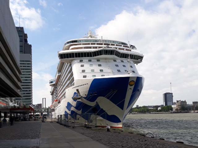 ruiseschip ms Royal Princess van Princess Cruises aan de Cruise Terminal Rotterdam